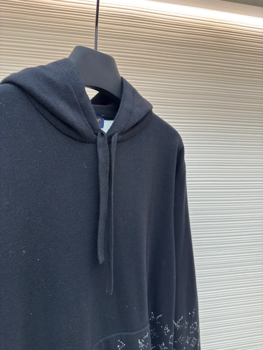 LOUIS VUITTON Gradient presbyopic woolen hoodie ●Authentic product: Purchased and developed for 12500 ●Item number: 1680492-B40 ●Fabric: combed cotton fabric ●Technology: Gradient woolen fabric ●Version: Fitted version ●Weight: about 770 grams ●Size: XS-S-M-L ●Description: The yarn is made of 2/32 100% combed cotton, woven on a Shima Seiki horizontal machine imported from Japan. The colors are dyed as they are. In order to replicate the Y version 100% of the size, number and gradient of each color, it is difficult for weavers to disassemble and restore the pattern. It is quite large. Even if the code is slightly loose, the gradient effect cannot be achieved by hand. It is very difficult to start the pattern. The fabric piece is prone to holes and defective products. The front pocket fabric piece is hand-sewn with a needle to restore the flower positioning. The sewing plate is artificially stitched with a disc. The edge is manually picked and trimmed. Special lotion is added in the back to make the feel closer to the original. The overall wiring is straight and delicate, the fabric is comfortable and soft, and the color is consistent without color difference. It can be matched with the same style to create a fashionable look and control various occasions. Customized accessories, complete with three standards, same style for men and women!